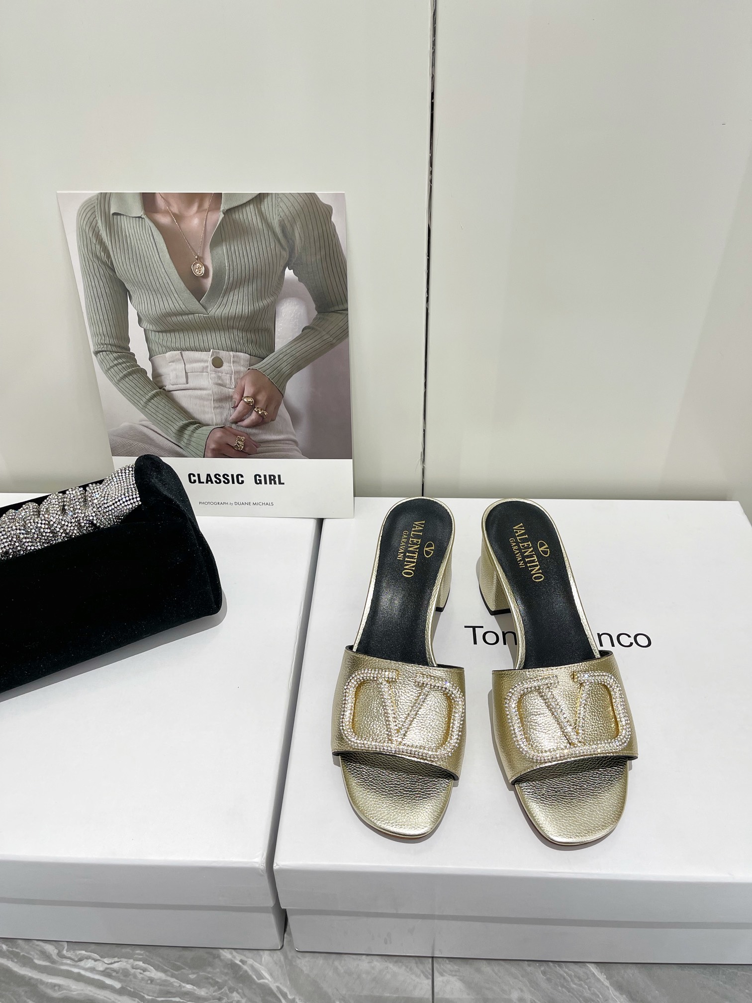 【Valentino】𝟐𝟎𝟐𝟏/𝐒𝐒 𝐧𝐞𝐰  Valentino 2022 / fw spring and summer new women's slippers
