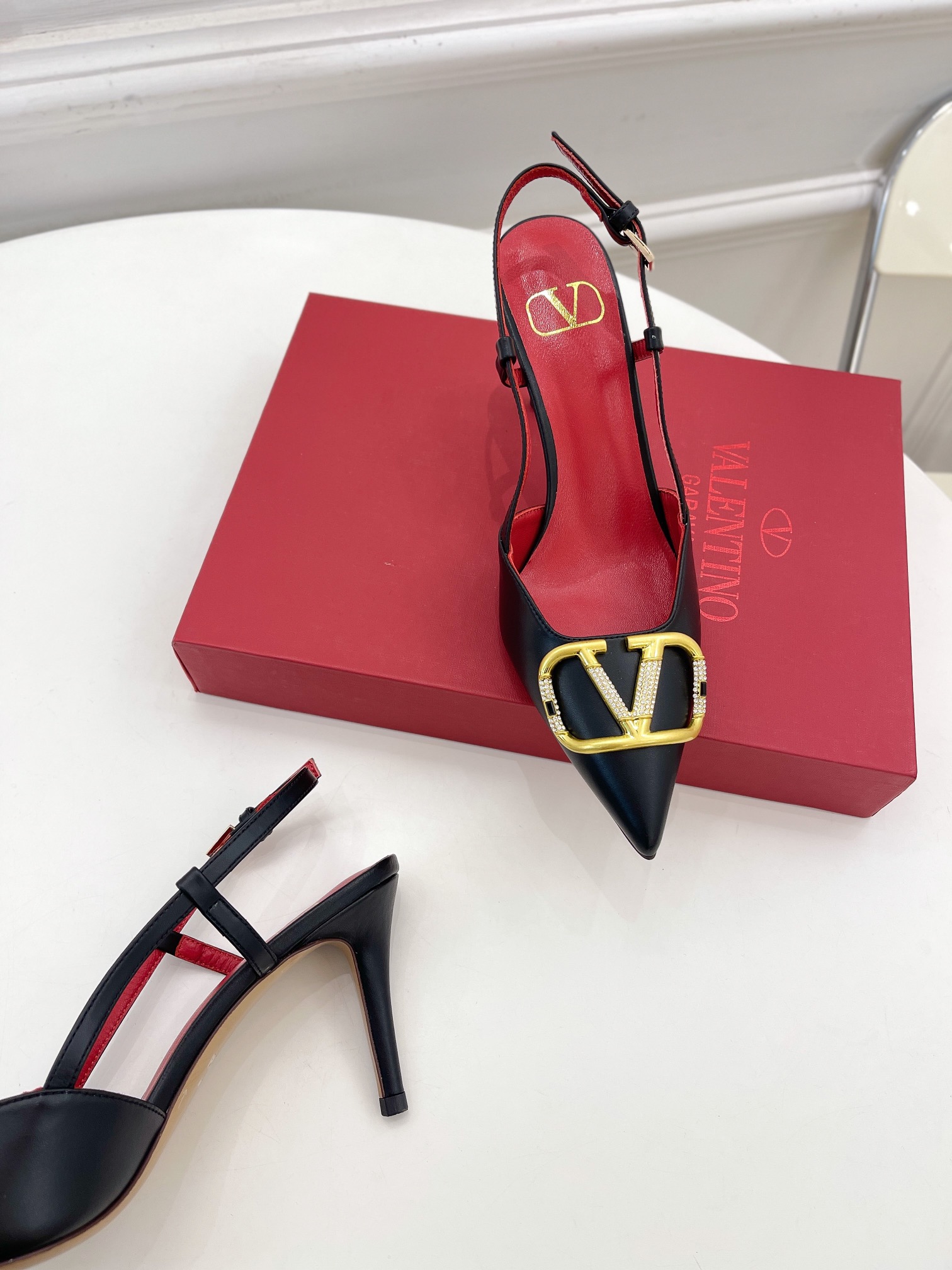 【Valentino】𝟐𝟎𝟐𝟏/𝐒𝐒 𝐧𝐞𝐰 Valentino 2022 spring and summer new large V diamond buckle high heels on the new