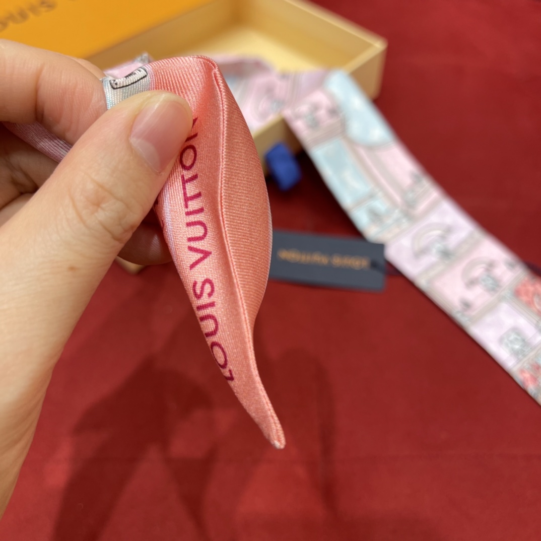 𝐋𝐨𝐮𝐢𝐬 𝐯𝐮𝐢𝐭𝐭𝐨𝐧 A classic silk scarf with a hard case and presbyopic elements