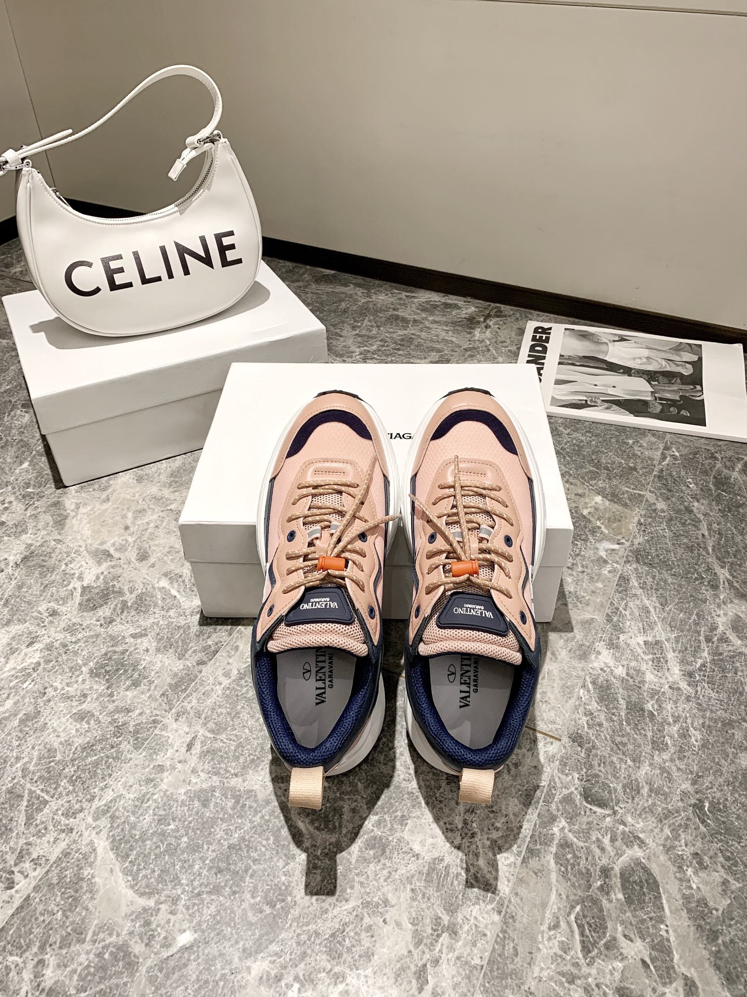 【Valentino】𝟐𝟎𝟐𝟏/𝐒𝐒 𝐧𝐞𝐰 Valentino 2022 ss spring-summer collection of new old man shoes