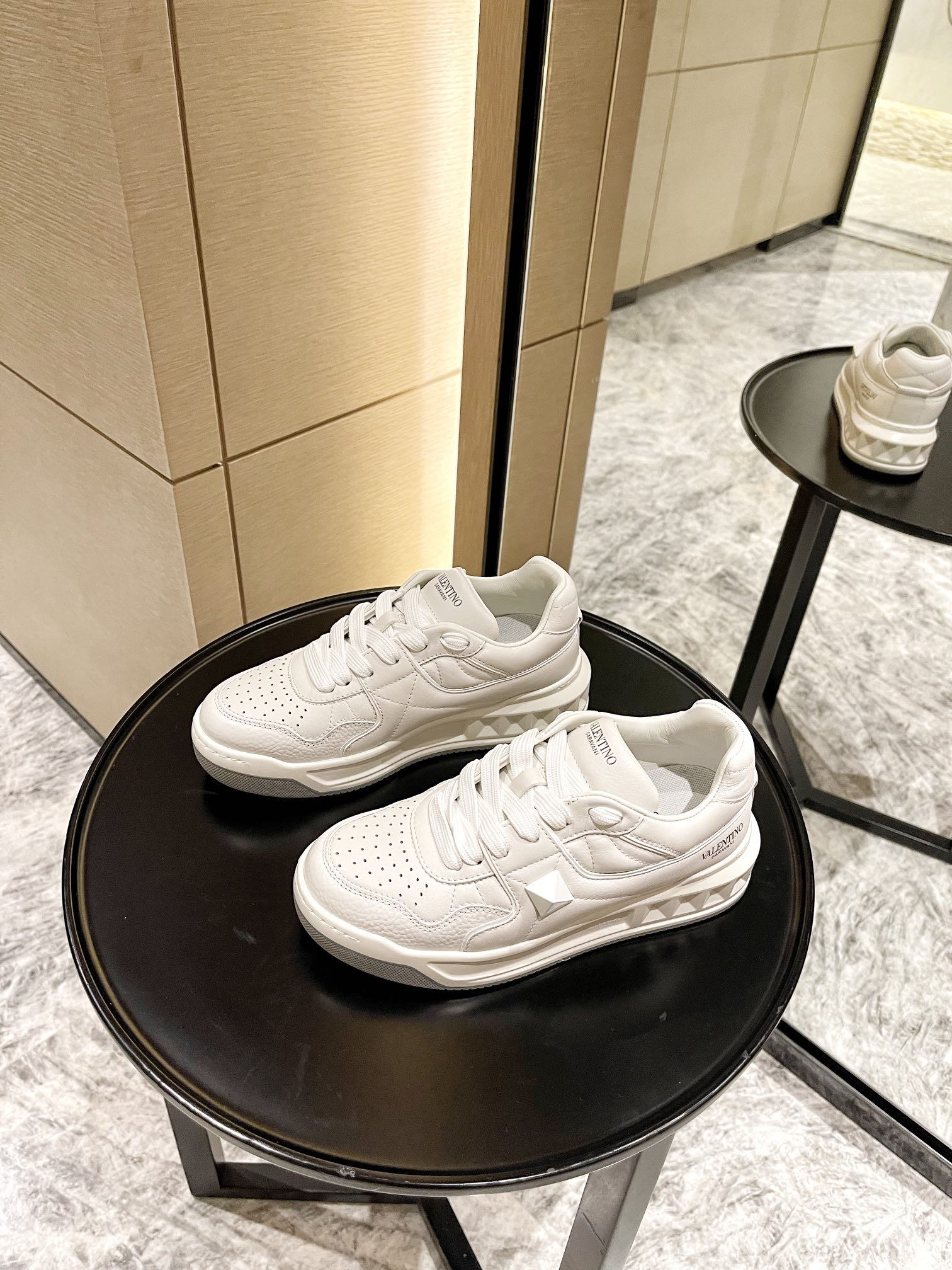 【Valentino】𝟐𝟎𝟐𝟏/𝐒𝐒 𝐧𝐞𝐰 Valentino 2021 fall and winter new one stud sneakers couples on the new
