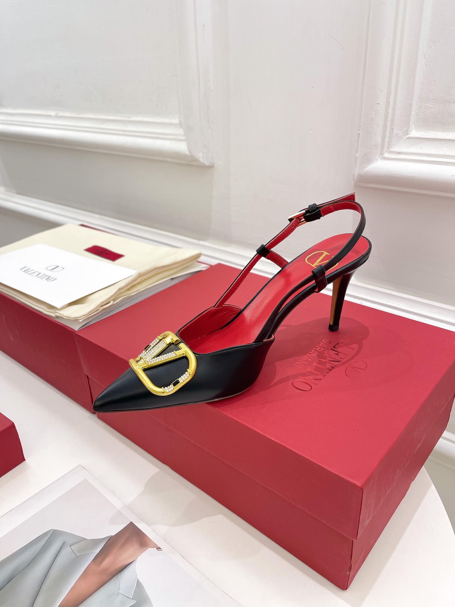 【Valentino】𝟐𝟎𝟐𝟏/𝐒𝐒 𝐧𝐞𝐰 Valentino 2022 spring and summer new large V diamond buckle high heels on the new