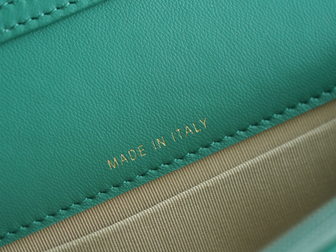 𝗖𝗛𝗔𝗡𝗘𝗟✦𝟮𝟯𝗖 Metal Ball Phone Bag Light Green 🍃