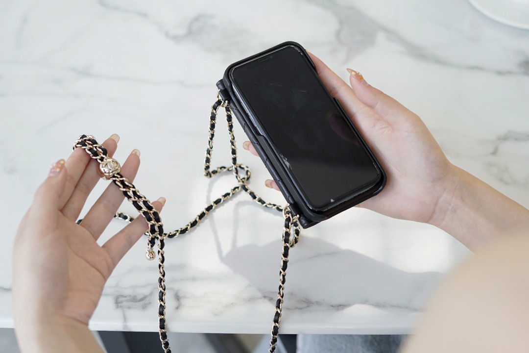 𝗖𝗛𝗔𝗘𝗡𝗟✦2021 𝗦𝘀 Spring/Summer New Gold Ball Chain Phone Case (for 📱iphone12/12pro)