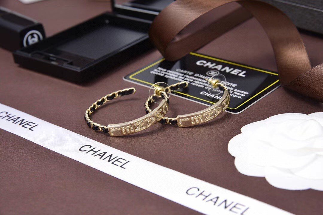 CHANEL🇫🇷Xiaoxiang leather string letter ring earring earrings