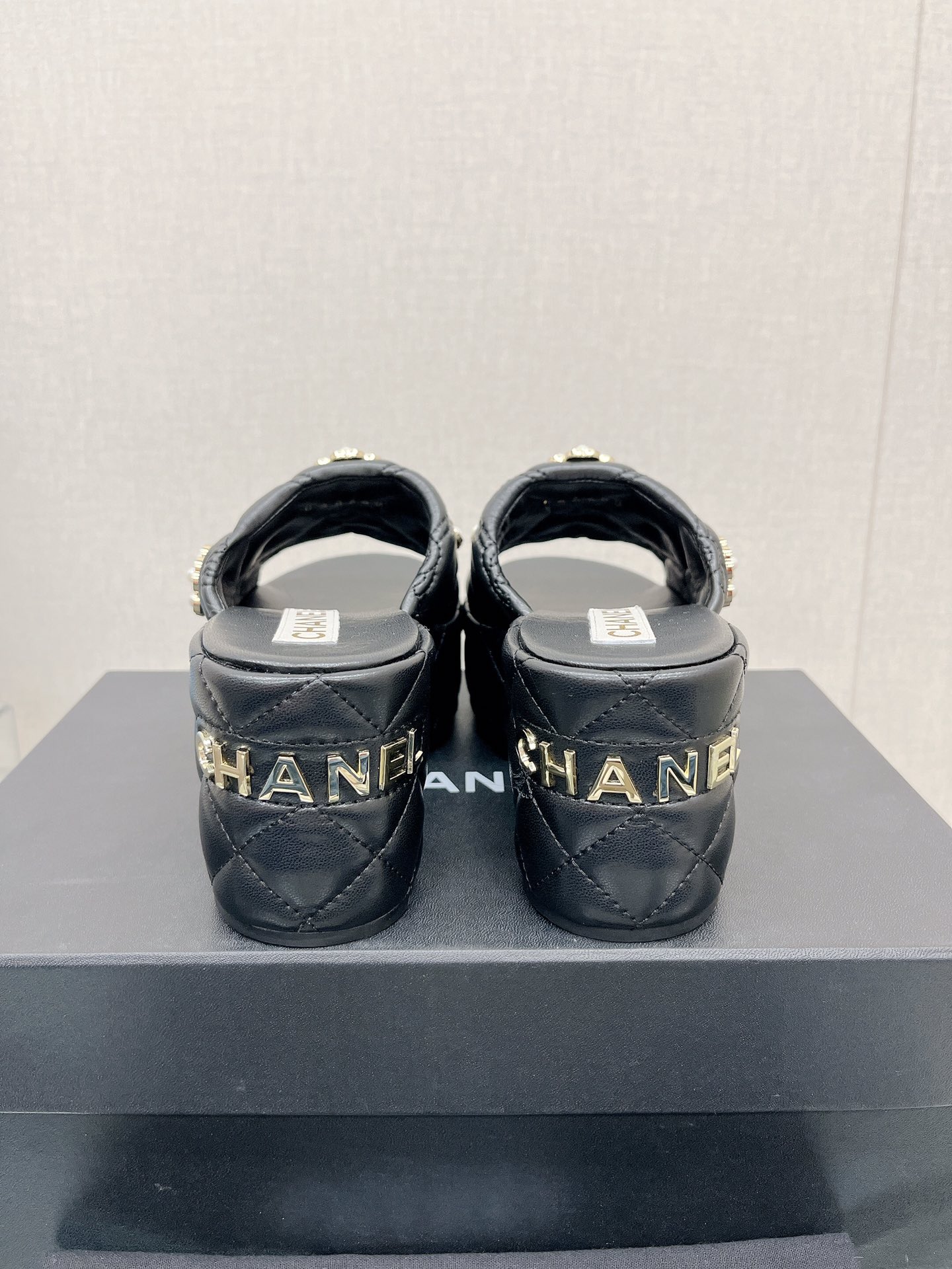 CHANEL water table thick bottom pearl flower slippers original rubber sole