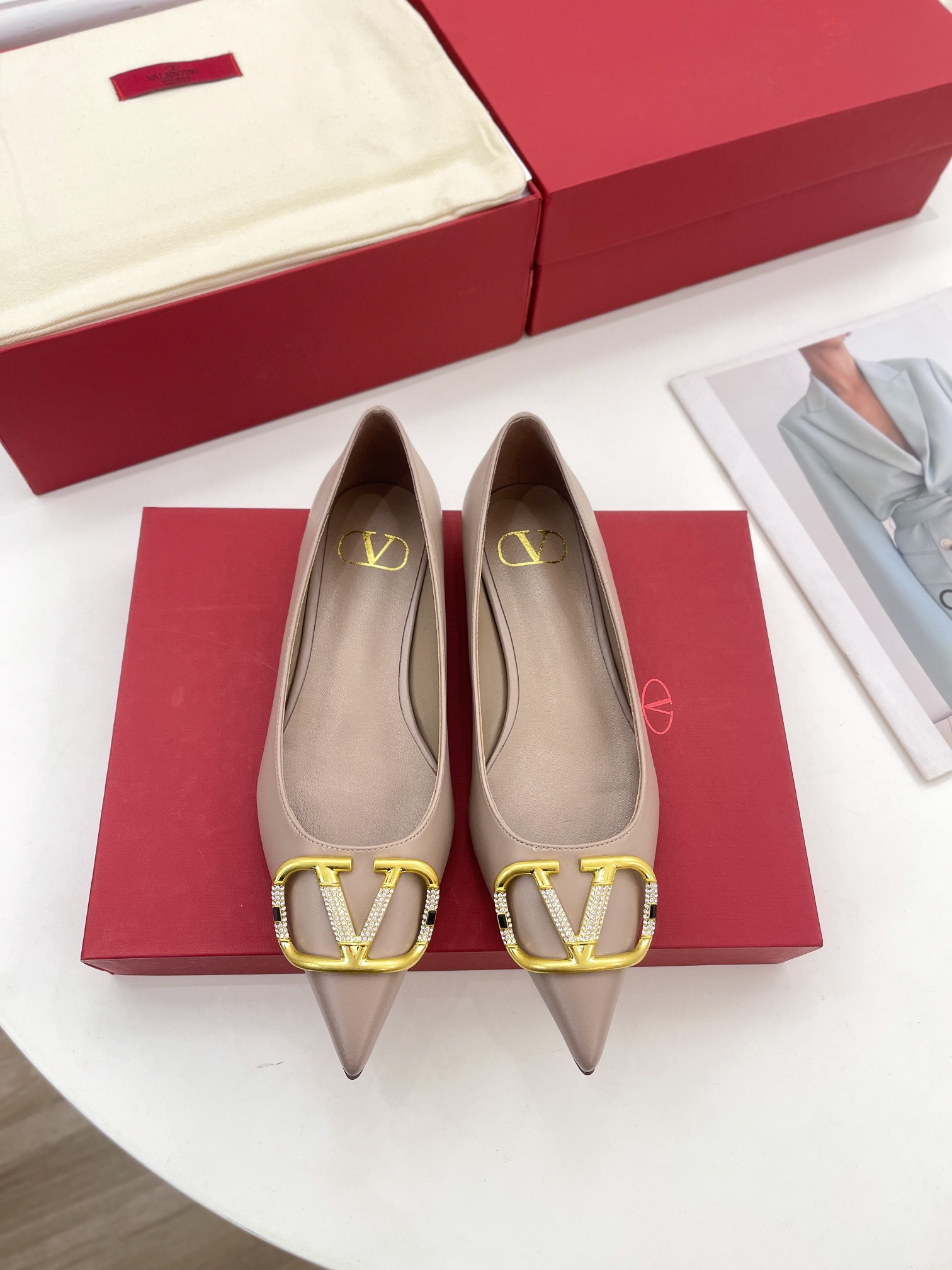 【Valentino】𝟐𝟎𝟐𝟏/𝐒𝐒 𝐧𝐞𝐰 Valentino 2022 spring and summer new large V diamond buckle high heels on the new