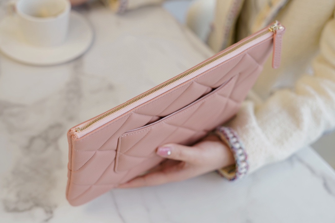 𝗖𝗛𝗔𝗘𝗡𝗟✦ Classic 19 Series Imported Channel Special Lambskin🐑 Carry-on Clutch Peach Pink