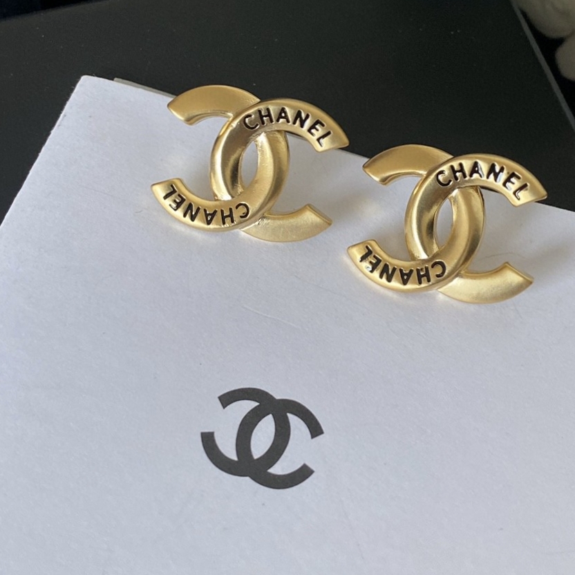 CHANEL🇫🇷Xiaoxiang Finely carved and printed letter earrings earrings