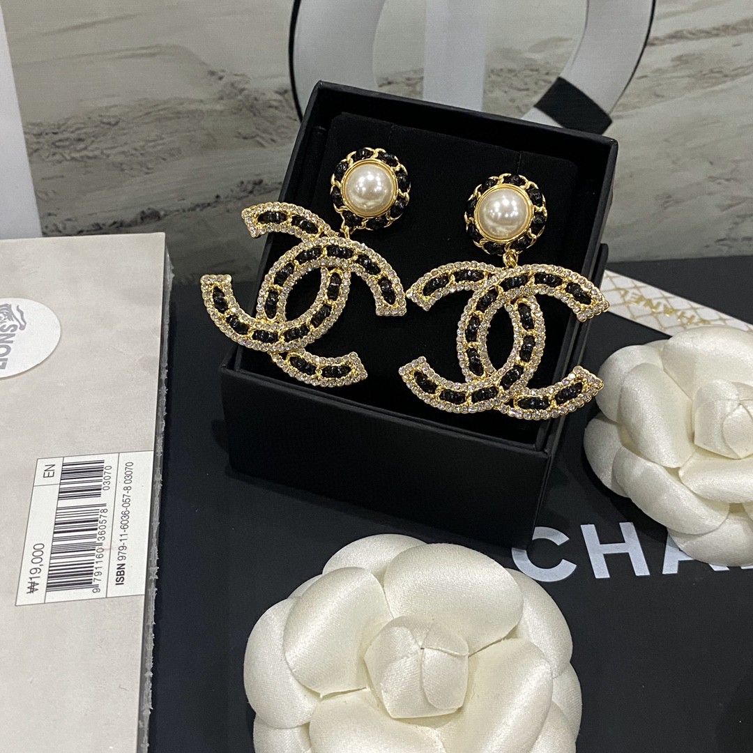 CHANEL🇫🇷Xiaoxiang Swarovski crystal diamond leather string letter pearl earrings earrings