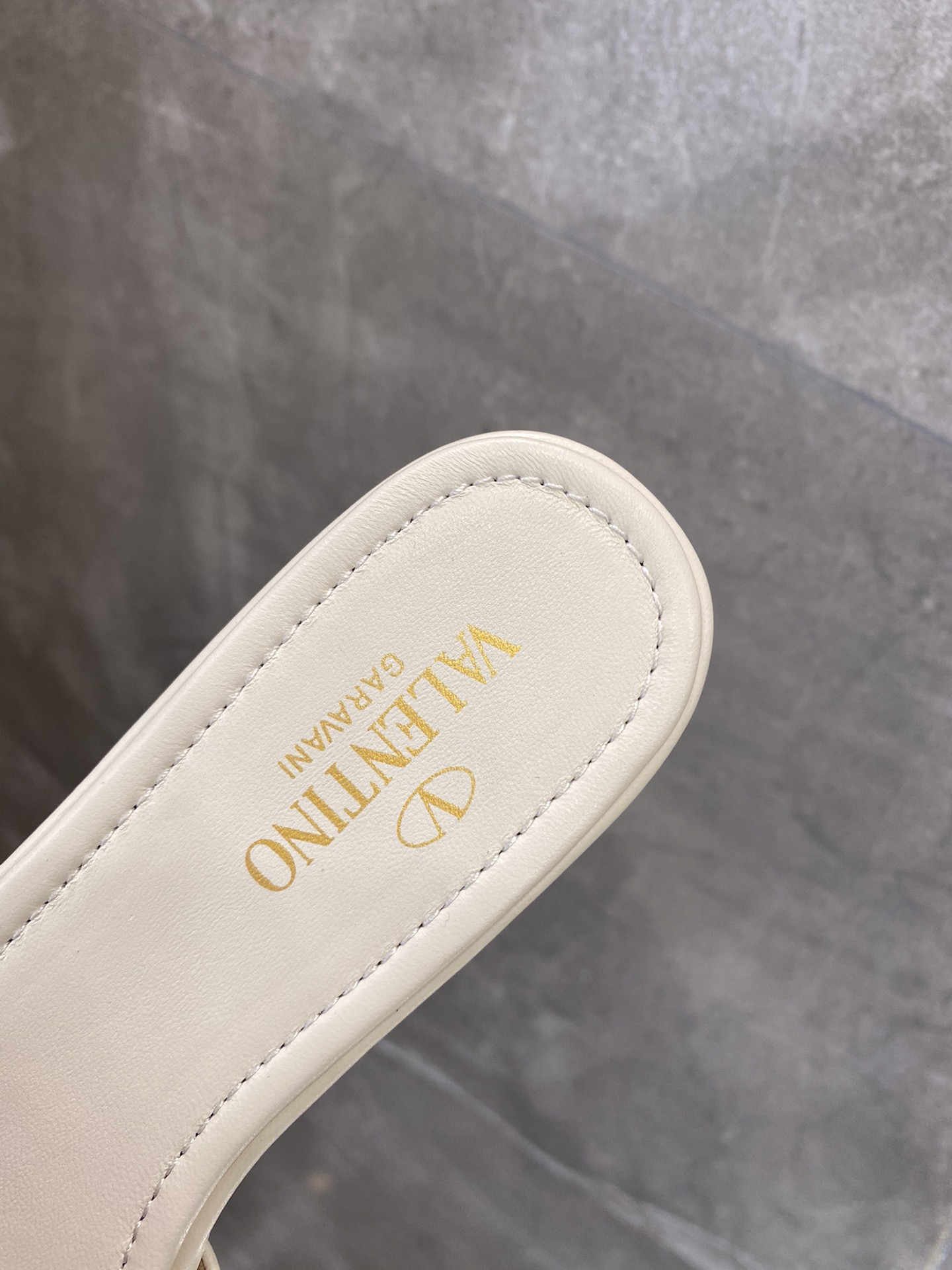 【Valentino】𝟐𝟎𝟐𝟏/𝐒𝐒 𝐧𝐞𝐰 The latest counter series, perfect details, very bright show series launched