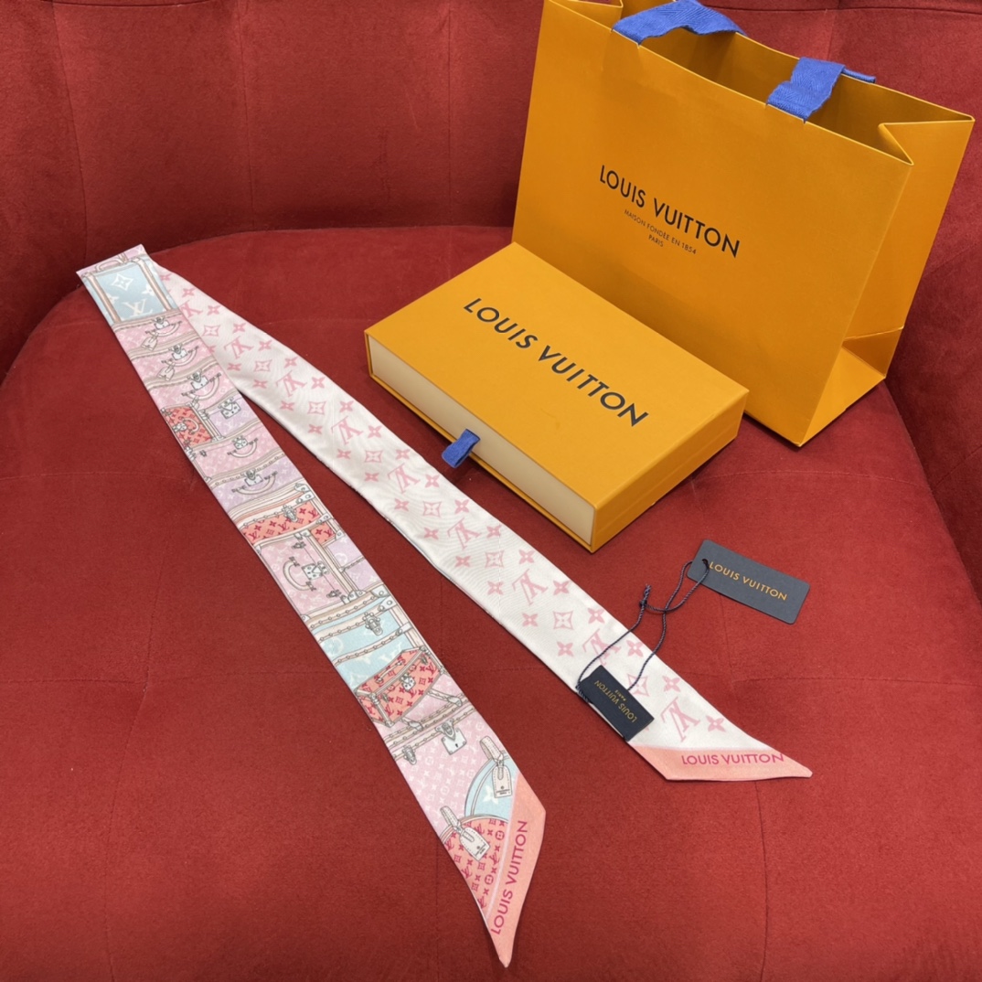 𝐋𝐨𝐮𝐢𝐬 𝐯𝐮𝐢𝐭𝐭𝐨𝐧 A classic silk scarf with a hard case and presbyopic elements