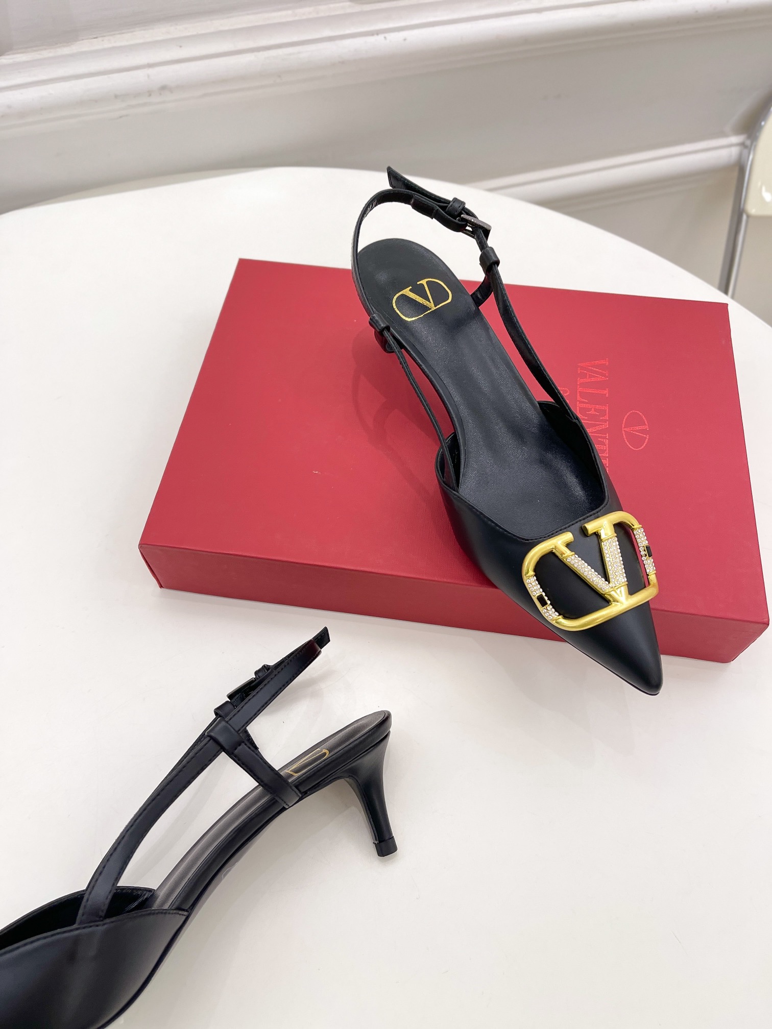 【Valentino】𝟐𝟎𝟐𝟏/𝐒𝐒 𝐧𝐞𝐰 Valentino 2022 spring and summer new large V diamond buckle high heels on the new