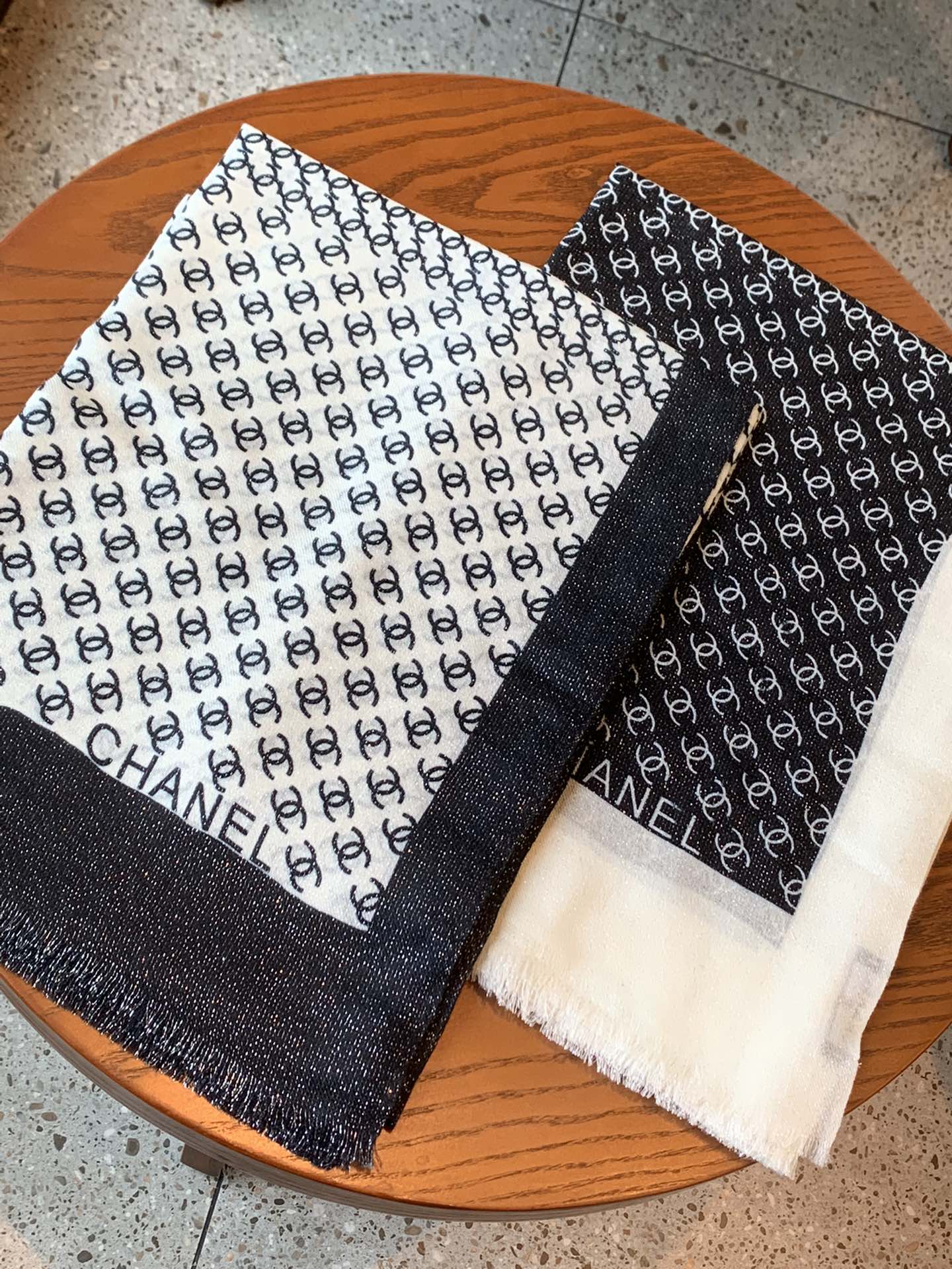 𝐂𝐡𝐚𝐧𝐞𝐥 【Houndstooth Double C Logo】Cashmere Printed Square Scarf