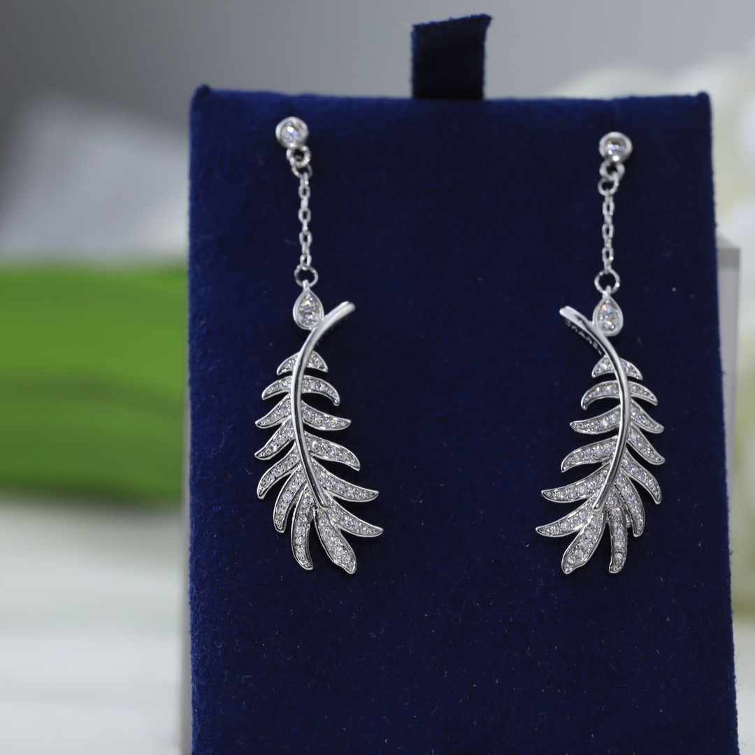 CHANEL🇫🇷Xiaoxiang Hollow Feather Stud Earrings Full Diamond Version Silver Needle