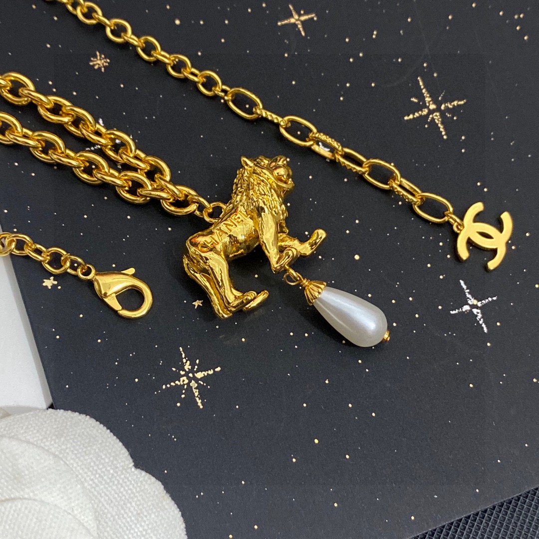 CHANEL🇫🇷Xiaoxiang Double C Lion Pearl Pendant Necklace