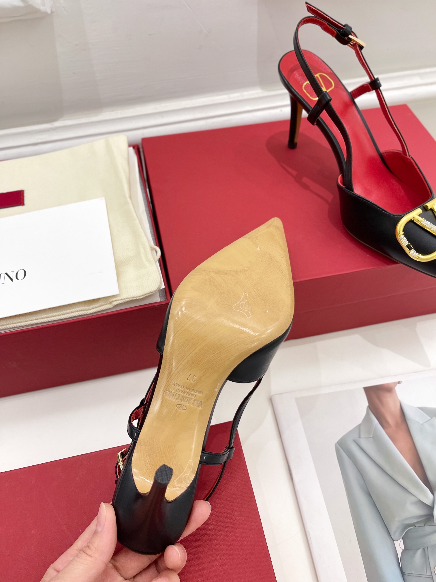 【Valentino】𝟐𝟎𝟐𝟏/𝐒𝐒 𝐧𝐞𝐰 Valentino 2022 spring and summer new large V diamond buckle high heels on the new