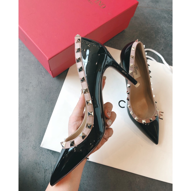 Valentino recommends this studded shoes once launched, the fashion It Girl starry-eyed pursuit