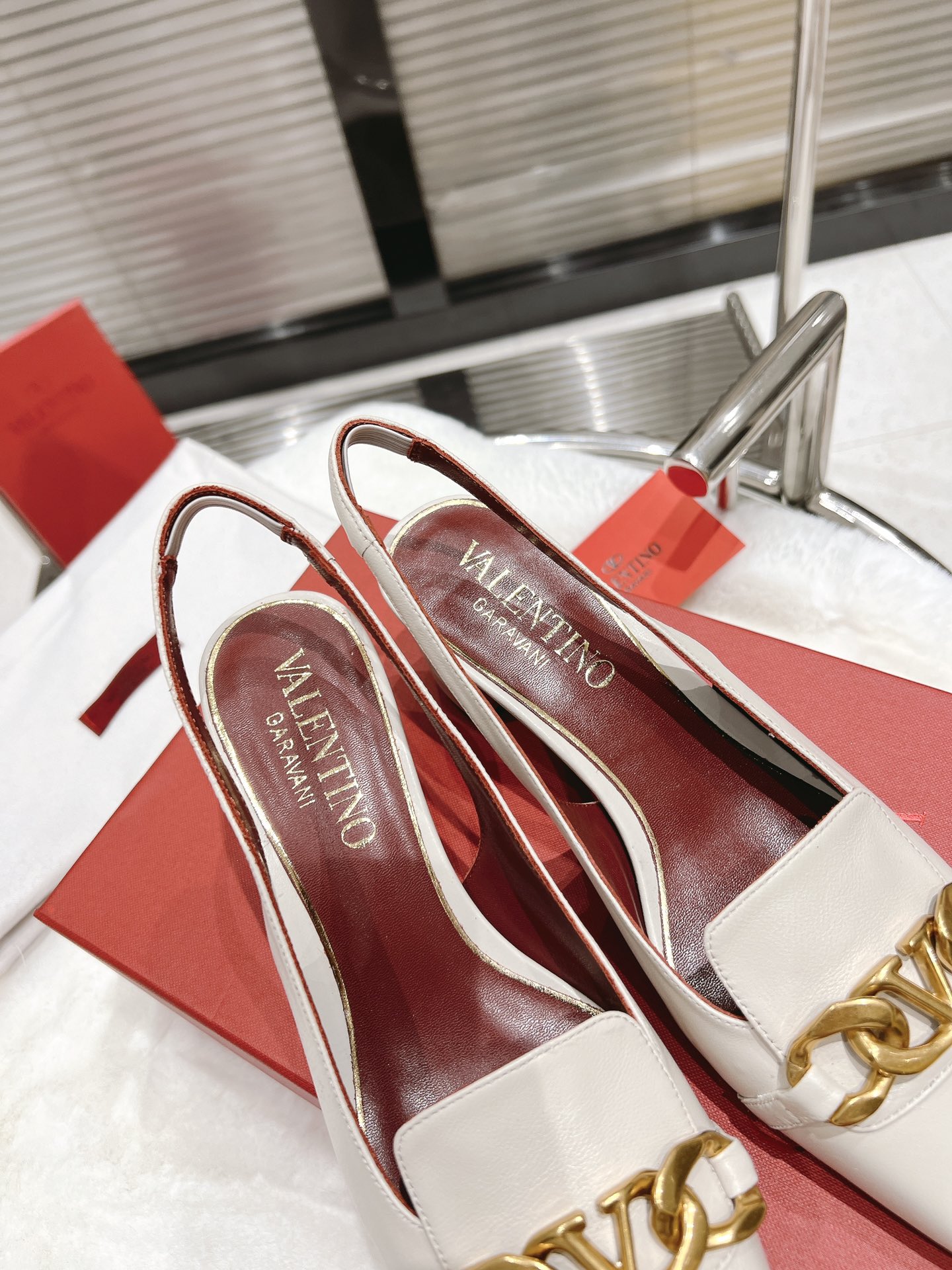 【Valentino】𝟐𝟎𝟐𝟏/𝐒𝐒 𝐧𝐞𝐰  Valentino fabric patent leather lining sheepskin sole cowhide