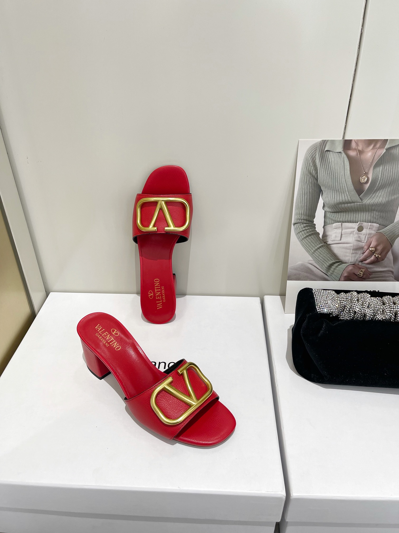 【Valentino】𝟐𝟎𝟐𝟏/𝐒𝐒 𝐧𝐞𝐰  Valentino 2022 / fw spring and summer new women's slippers