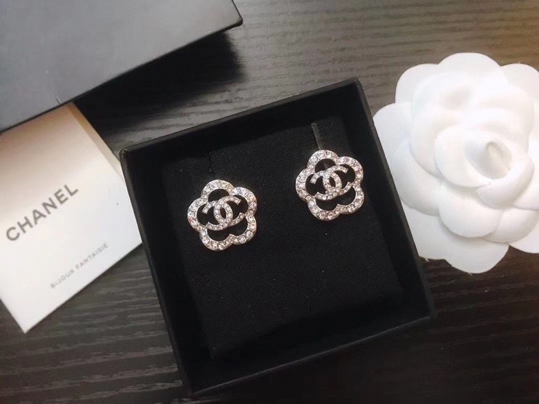 CHANEL🇫🇷Xiaoxiang three-dimensional hollow camellia stud earrings