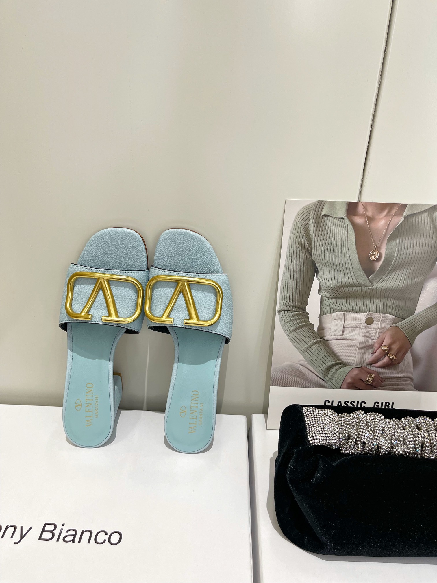 【Valentino】𝟐𝟎𝟐𝟏/𝐒𝐒 𝐧𝐞𝐰  Valentino 2022 / fw spring and summer new women's slippers