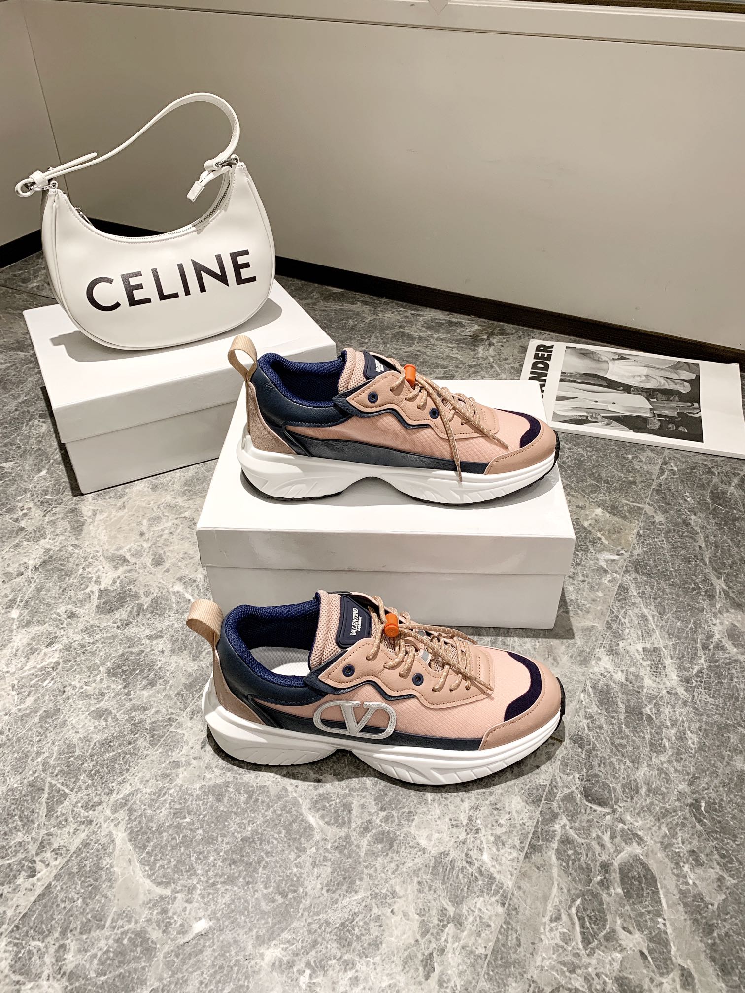 【Valentino】𝟐𝟎𝟐𝟏/𝐒𝐒 𝐧𝐞𝐰 Valentino 2022 ss spring-summer collection of new old man shoes