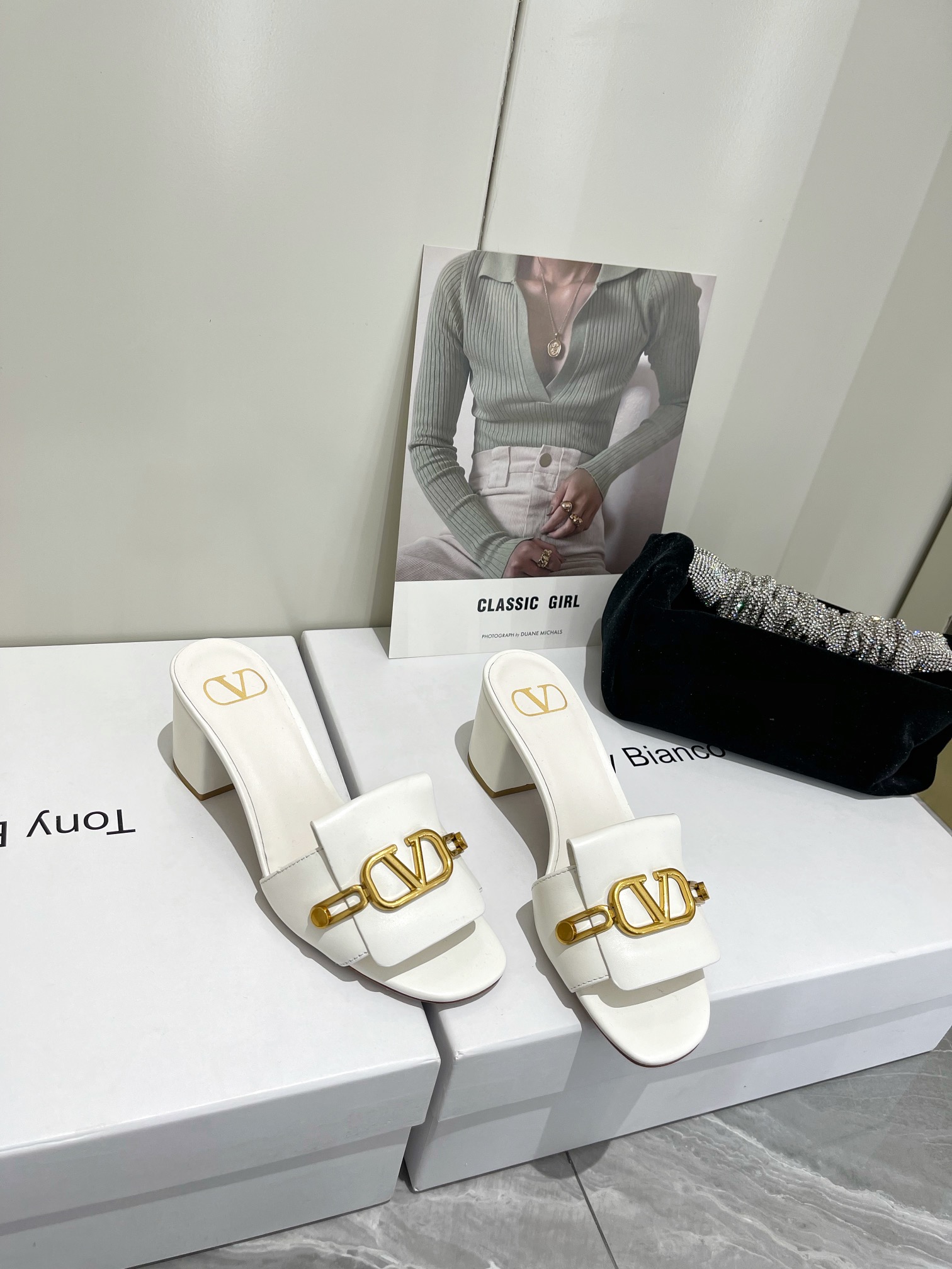 【Valentino】𝟐𝟎𝟐𝟏/𝐒𝐒 𝐧𝐞𝐰  Valentino 2022 / fw spring and summer new women's slippers