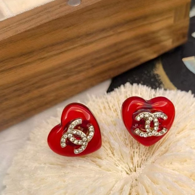 CHANEL🇫🇷Xiaoxiang Crystal Diamond Red Agate Love Stud Earrings