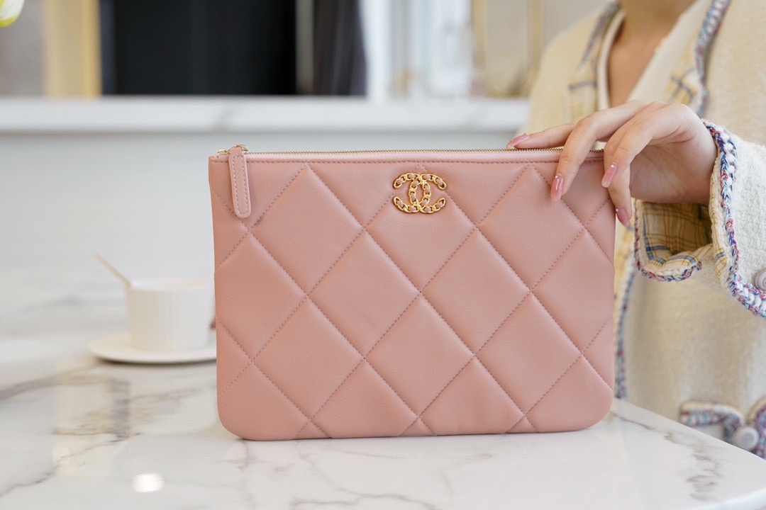 𝗖𝗛𝗔𝗘𝗡𝗟✦ Classic 19 Series Imported Channel Special Lambskin🐑 Carry-on Clutch Peach Pink