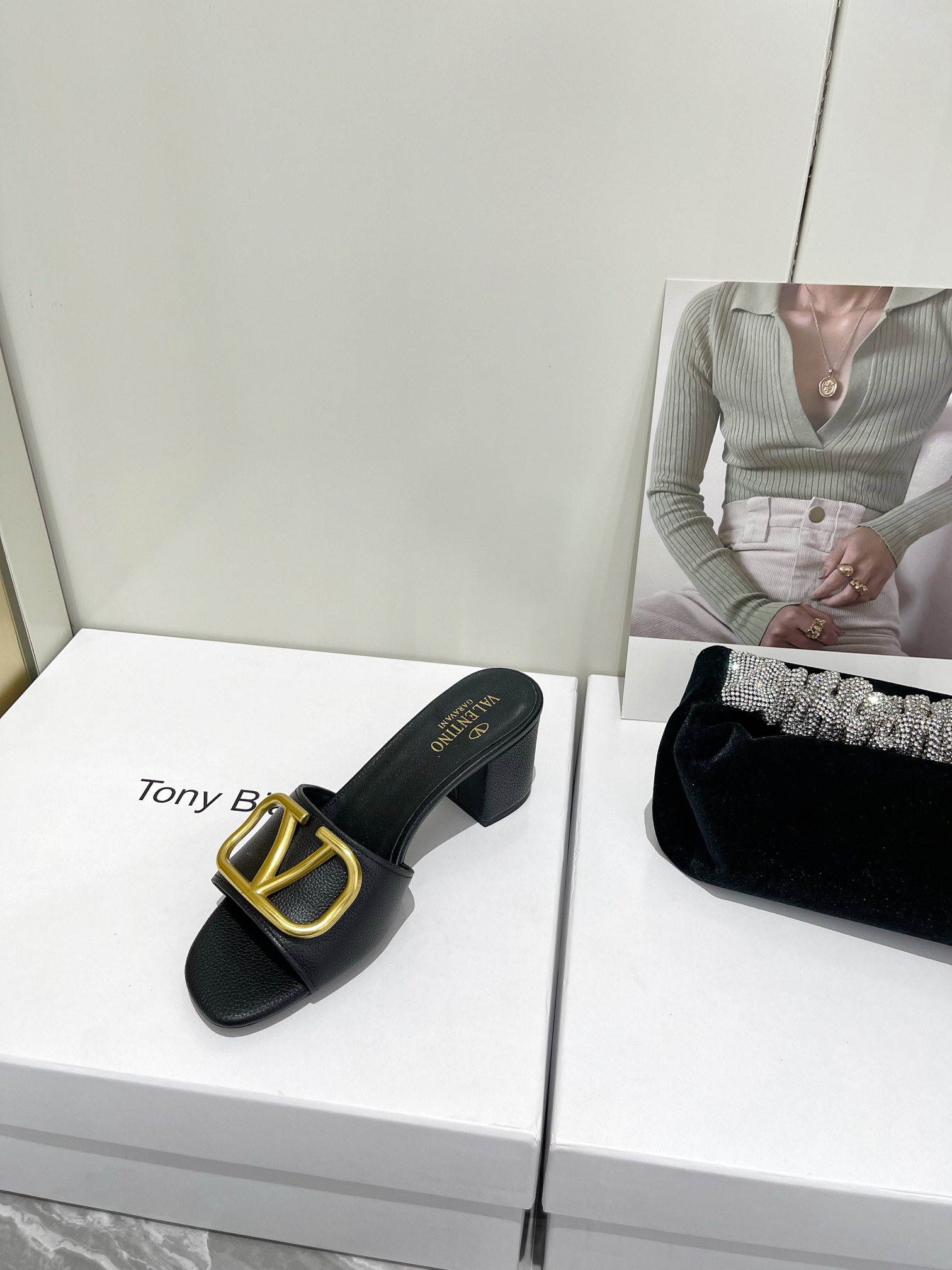 【Valentino】𝟐𝟎𝟐𝟏/𝐒𝐒 𝐧𝐞𝐰  Valentino 2022 / fw spring and summer new women's slippers