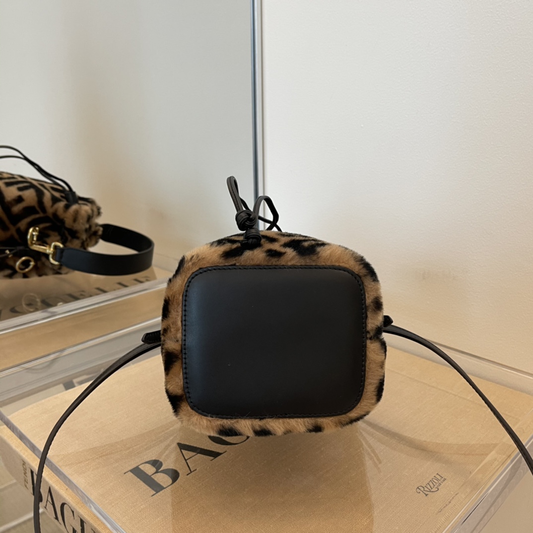 FENDI autumn and winter new shearling small bucket