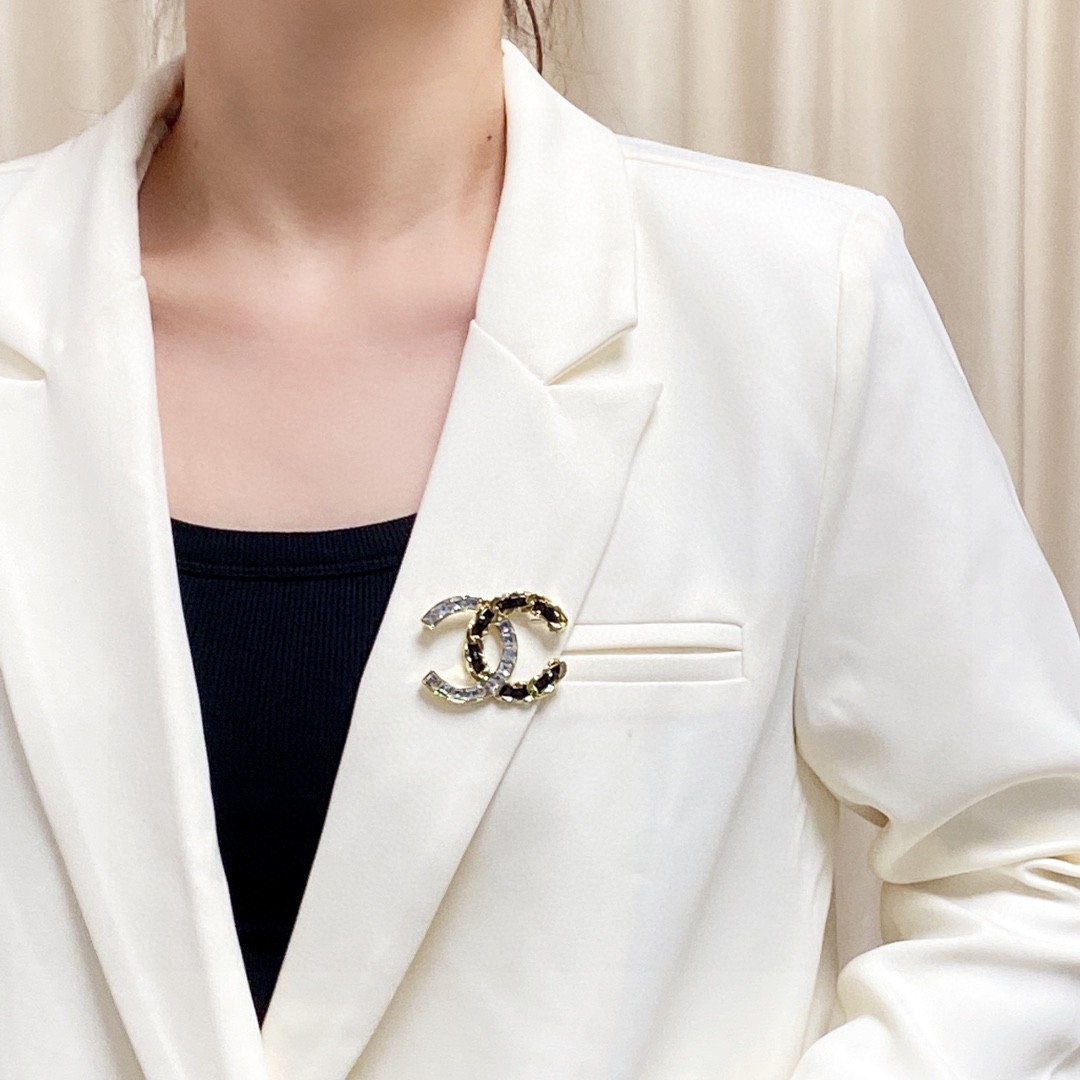 CHANEL🇫🇷Xiaoxiang Chanel brooch in new leather and diamonds