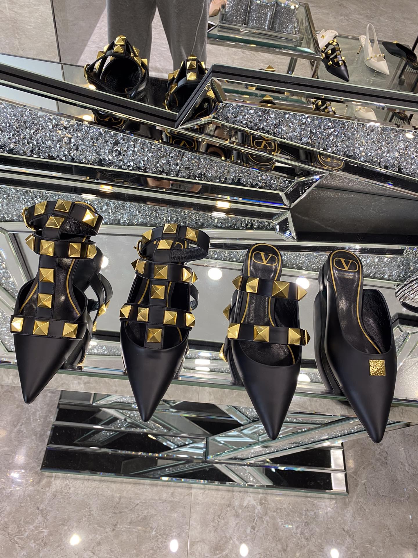 【Valentino】𝟐𝟎𝟐𝟏/𝐒𝐒 𝐧𝐞𝐰 The latest series of counter perfect details original matte open edge bead leather