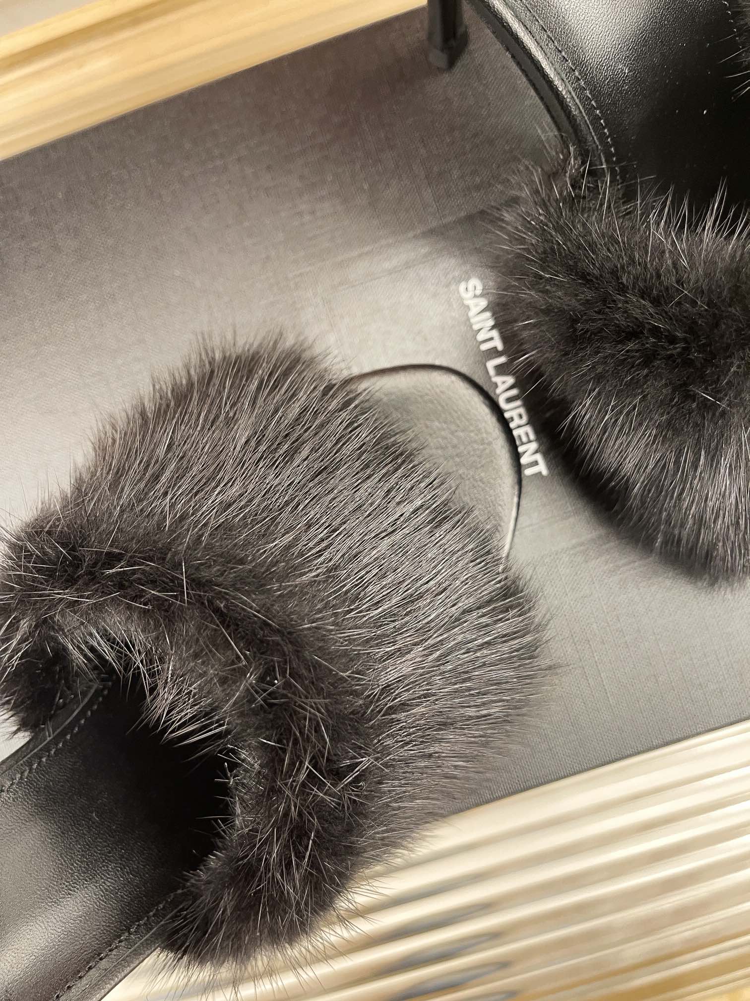 𝙎𝙖𝙞𝙣𝙩 𝙇𝙖𝙪𝙧𝙚𝙣𝙩 | 𝟐𝟎𝟐𝟐/𝐒𝐒 𝐧𝐞𝐰 YSL｜23ss early spring mink fur one high heel slippers