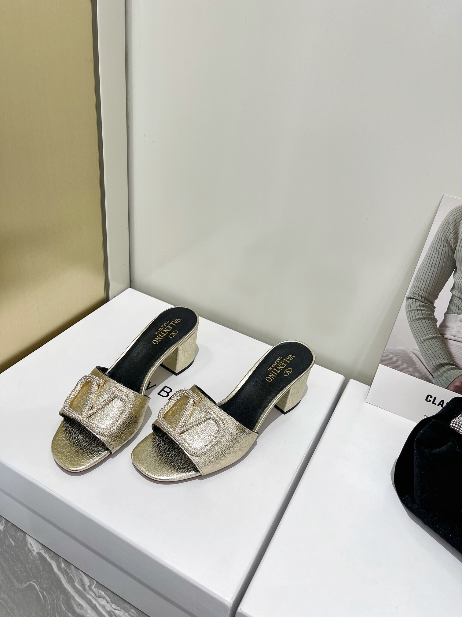【Valentino】𝟐𝟎𝟐𝟏/𝐒𝐒 𝐧𝐞𝐰  Valentino 2022 / fw spring and summer new women's slippers