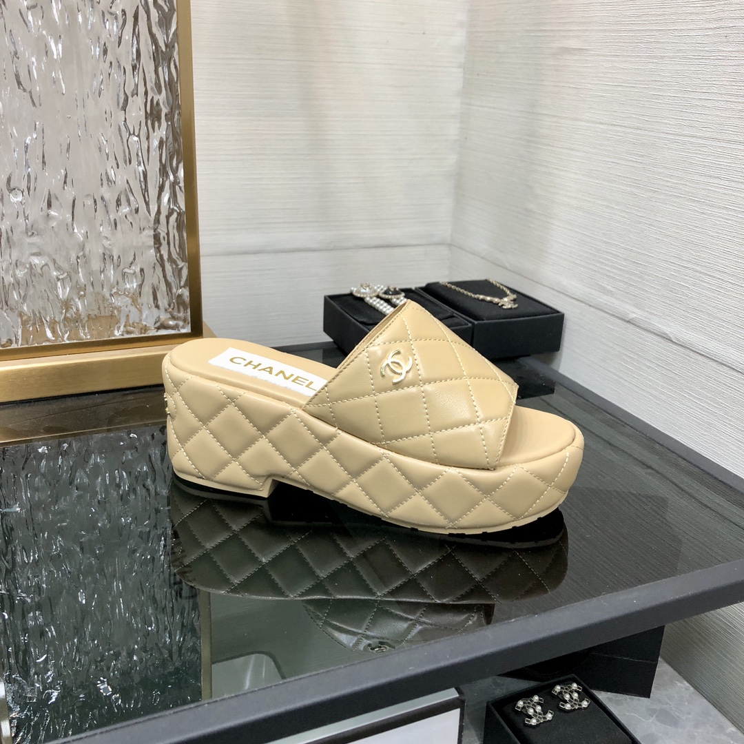 CHANEL 2022 early spring latest slope heel slippers fashionable and versatile series wear-resistant rubber outsole