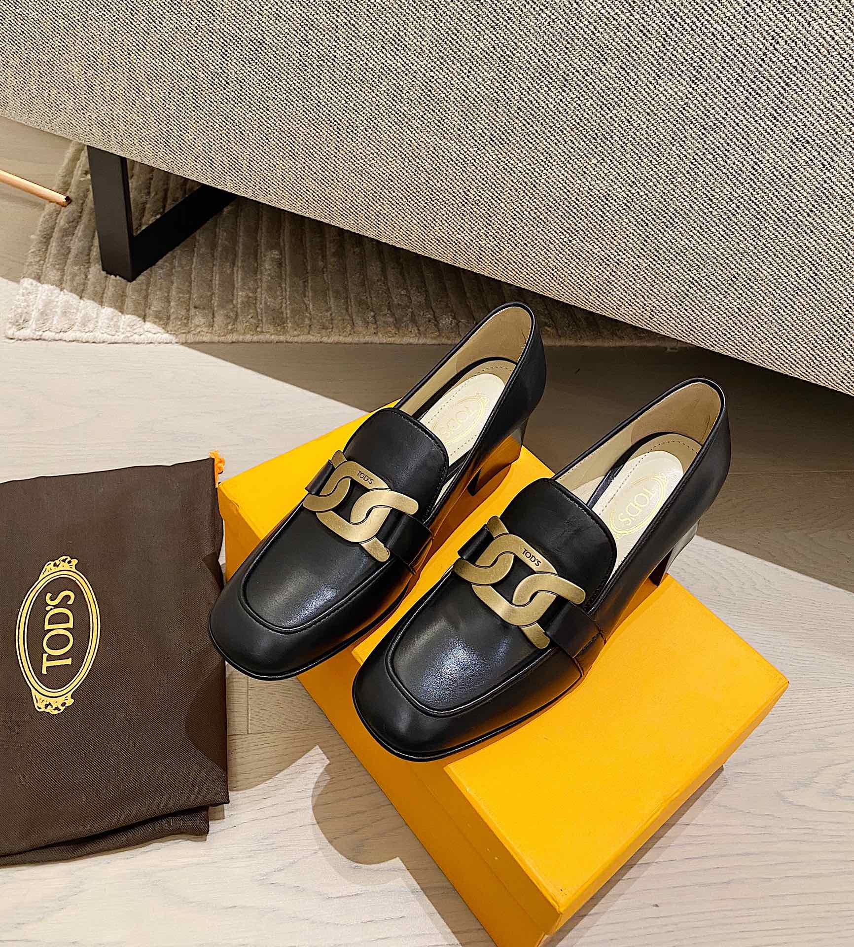 TOD'S 𝙏𝙊𝘿𝙎 2020 autumn and winter new coarse heel twist buckle Le Fu shoes ✔️ coarse heel also arranged on
