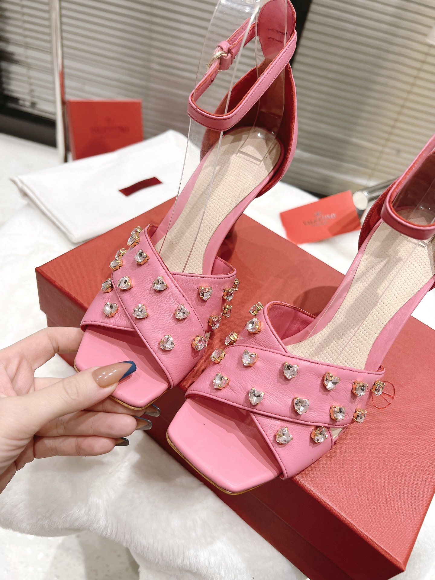 【Valentino】𝟐𝟎𝟐𝟏/𝐒𝐒 𝐧𝐞𝐰  Valentino fabric patent leather lining sheepskin sole cowhide