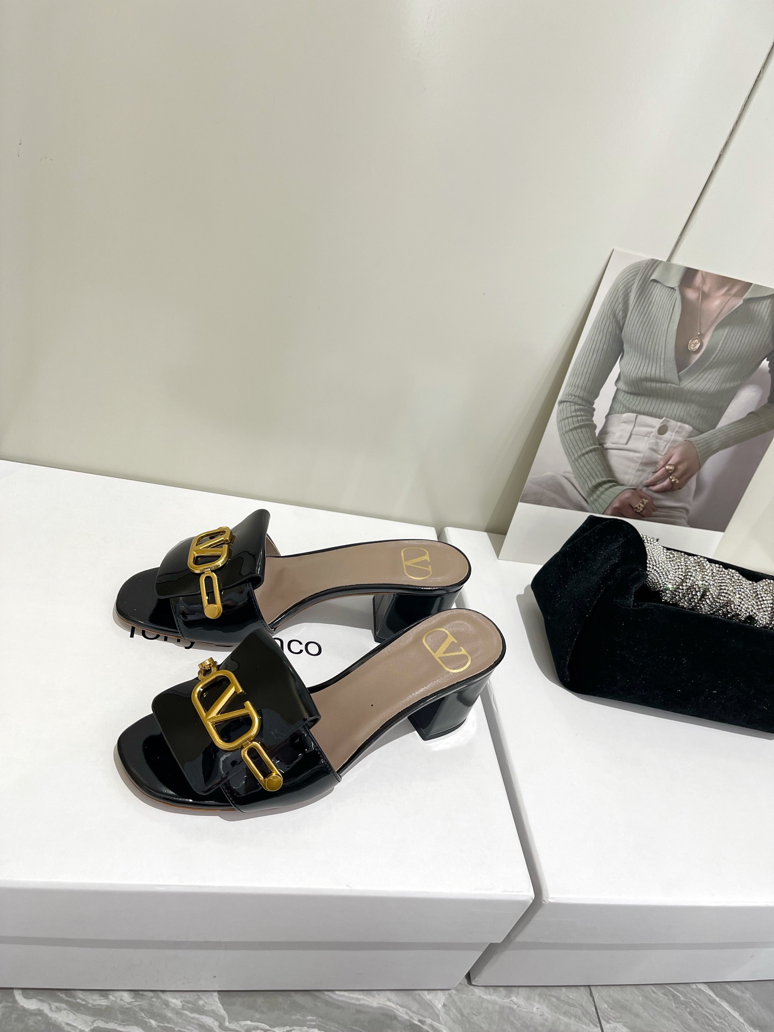 【Valentino】𝟐𝟎𝟐𝟏/𝐒𝐒 𝐧𝐞𝐰  Valentino 2022 / fw spring and summer new women's slippers