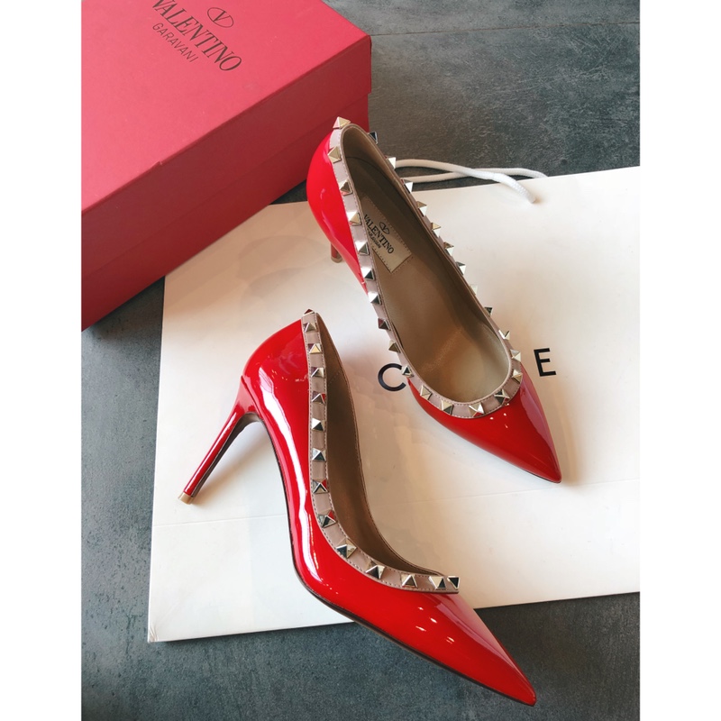 Valentino recommends this studded shoes once launched, the fashion It Girl starry-eyed pursuit