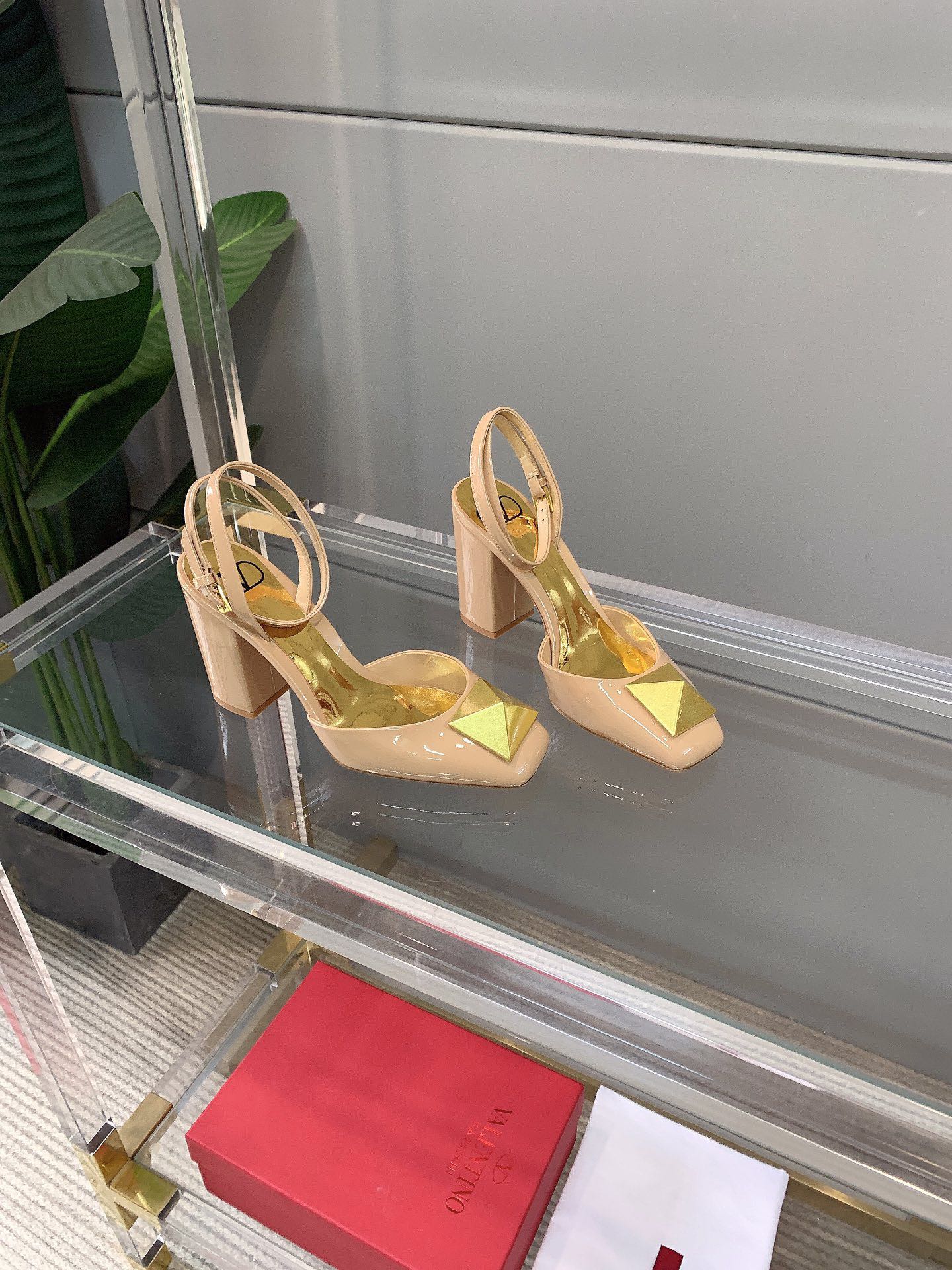 【Valentino】𝟐𝟎𝟐𝟏/𝐒𝐒 𝐧𝐞𝐰 VALENTINO 2022ss spring-summer new big studded high heelss still the classic studded collection