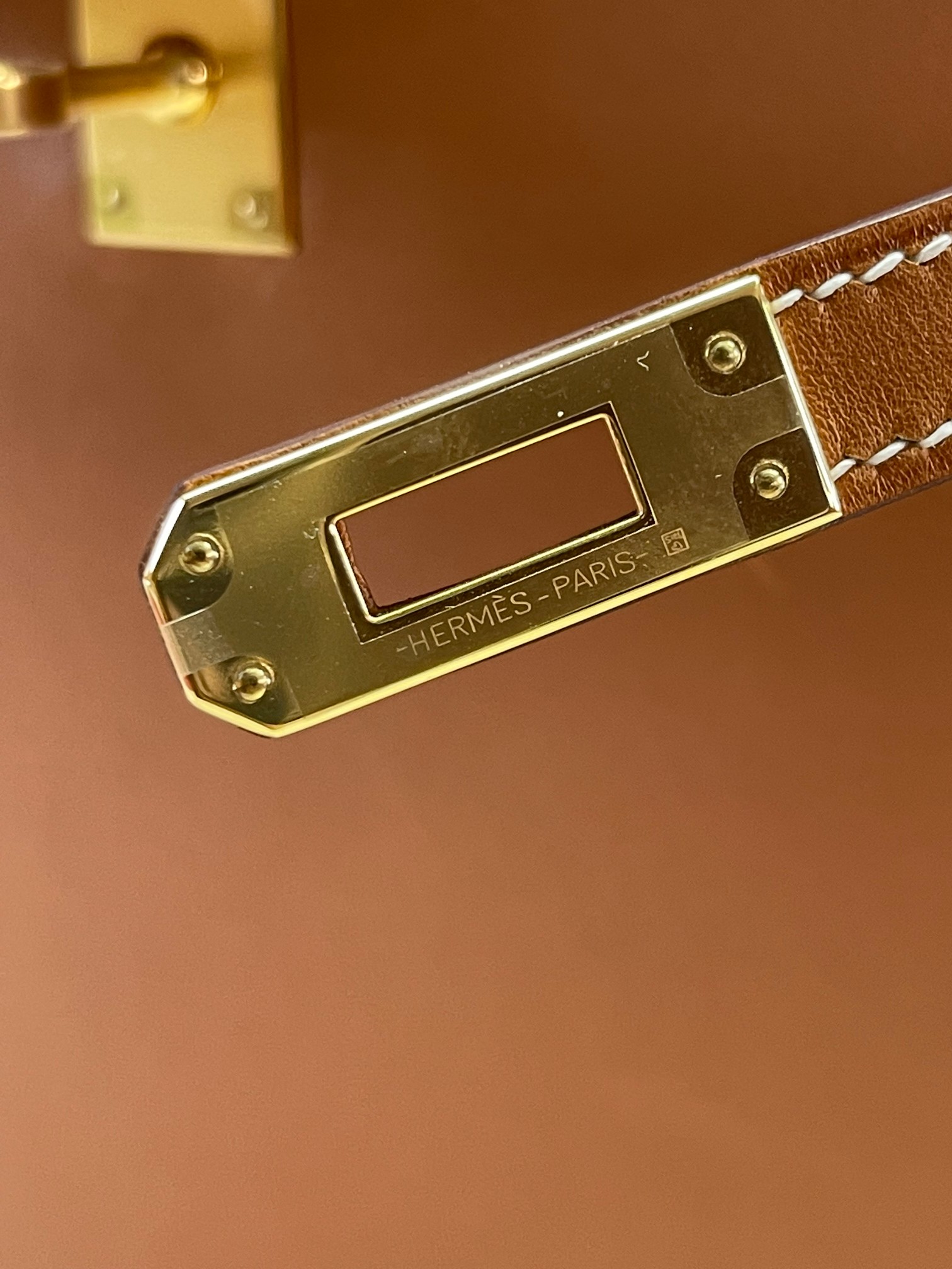 Kelly25 Golden Brown Saddle Leather Gold Buckle Outseam