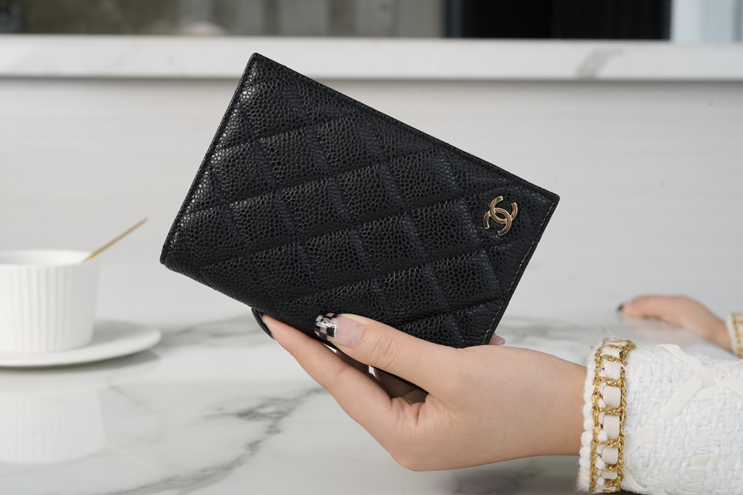 𝗖𝗛𝗔𝗘𝗡𝗟✦ Classic Passport Clip Caviar Grain Calfskin 🐂 Black Ball Gold