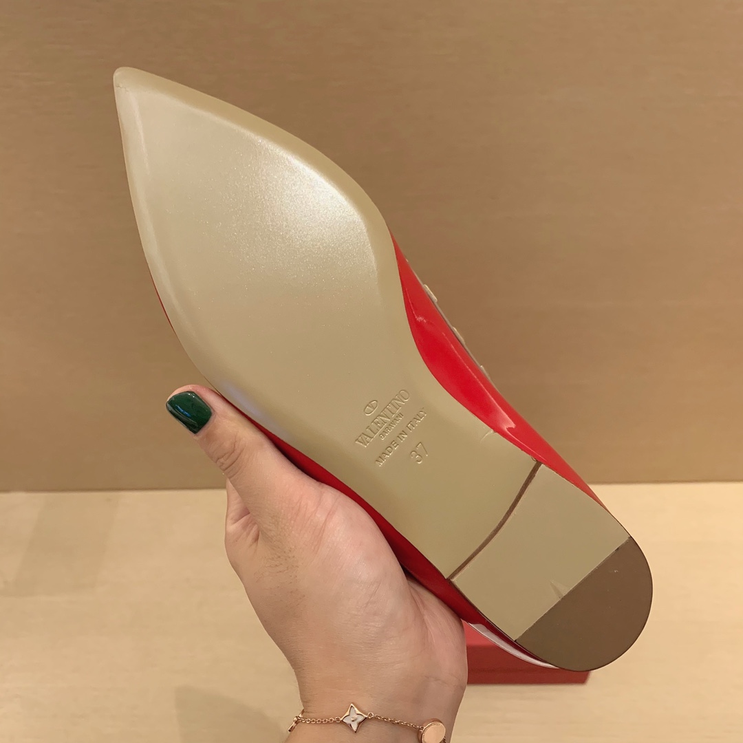 【Valentino】𝟐𝟎𝟐𝟏/𝐒𝐒 𝐧𝐞𝐰 Valentino studded flat shoes top version OEM level exclusive models