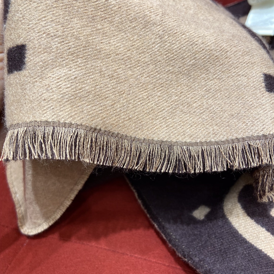 GUCCI earth tone scarf 91% wool and 9% silk