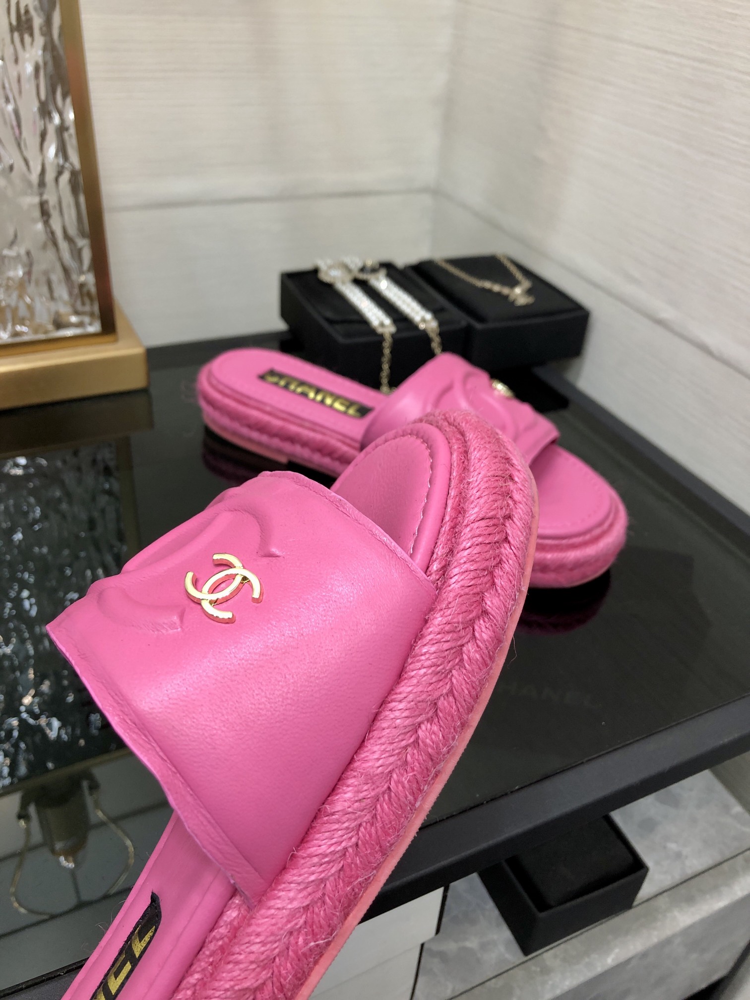 CHANEL 2023 spring and summer latest electric embroidery honey slippers Imported leather outsole