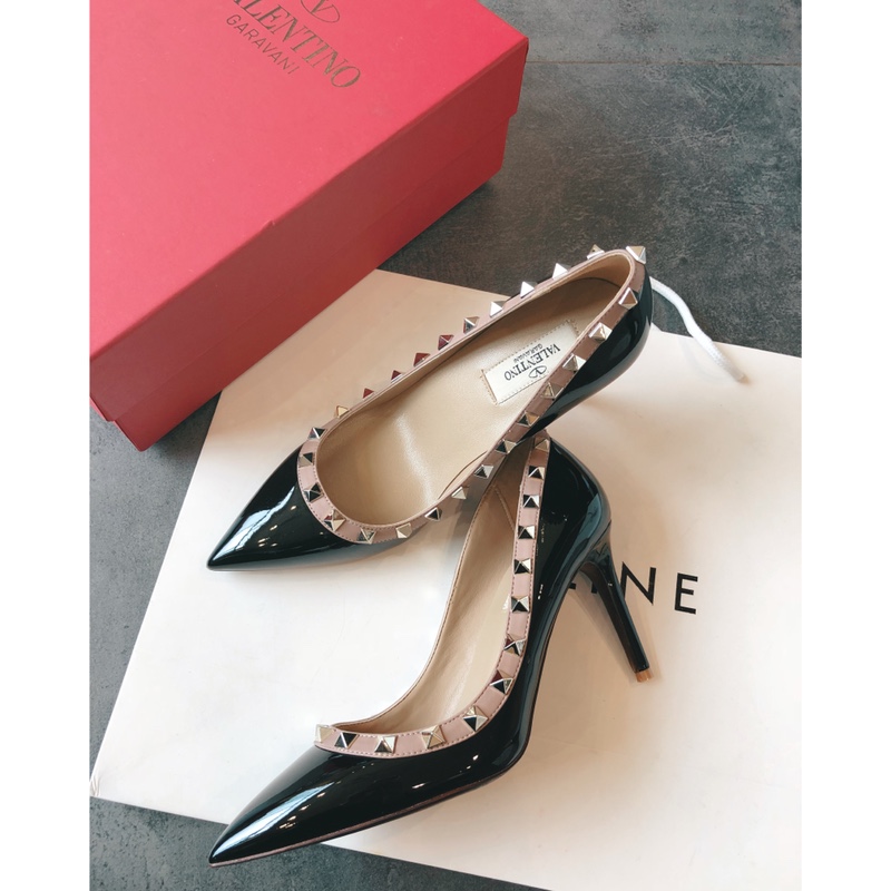 Valentino recommends this studded shoes once launched, the fashion It Girl starry-eyed pursuit