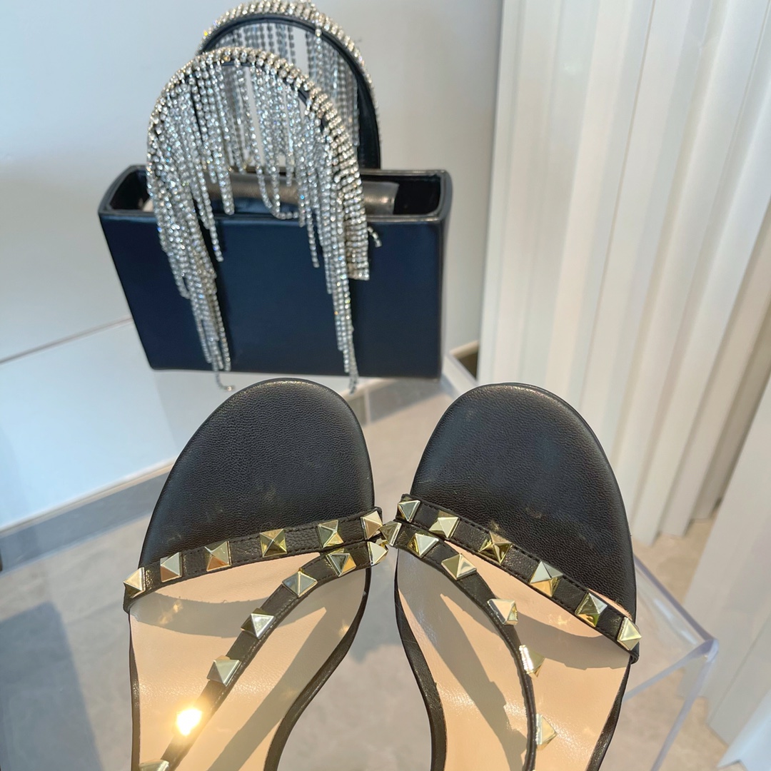 【Valentino】𝟐𝟎𝟐𝟏/𝐒𝐒 𝐧𝐞𝐰 Valentino's new Spring/Summer 2021 collection is still the classic studded collection