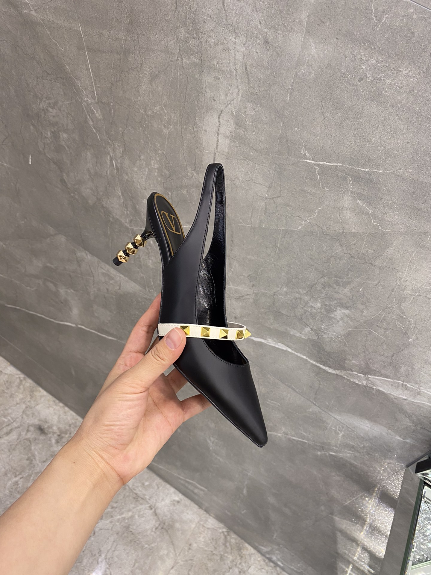 【Valentino】𝟐𝟎𝟐𝟏/𝐒𝐒 𝐧𝐞𝐰 The latest series of counter perfect details original matte open edge bead leather